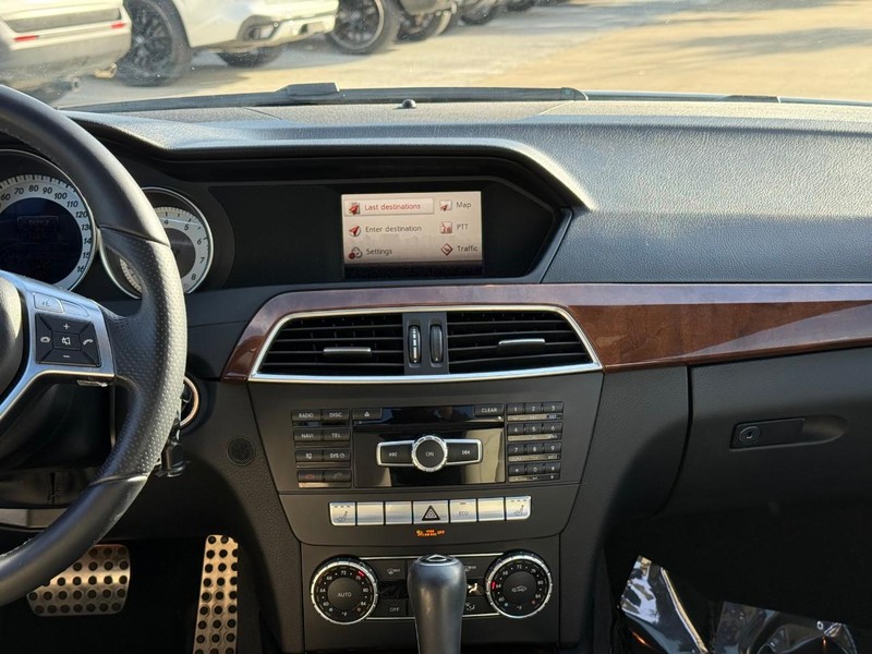 Mercedes-Benz C-Class Vehicle Full-screen Gallery Image 14