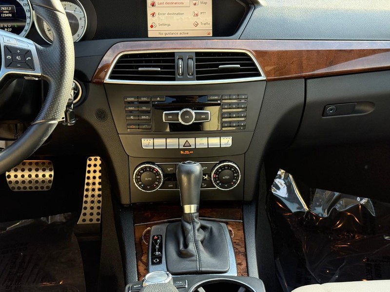 Mercedes-Benz C-Class Vehicle Full-screen Gallery Image 15