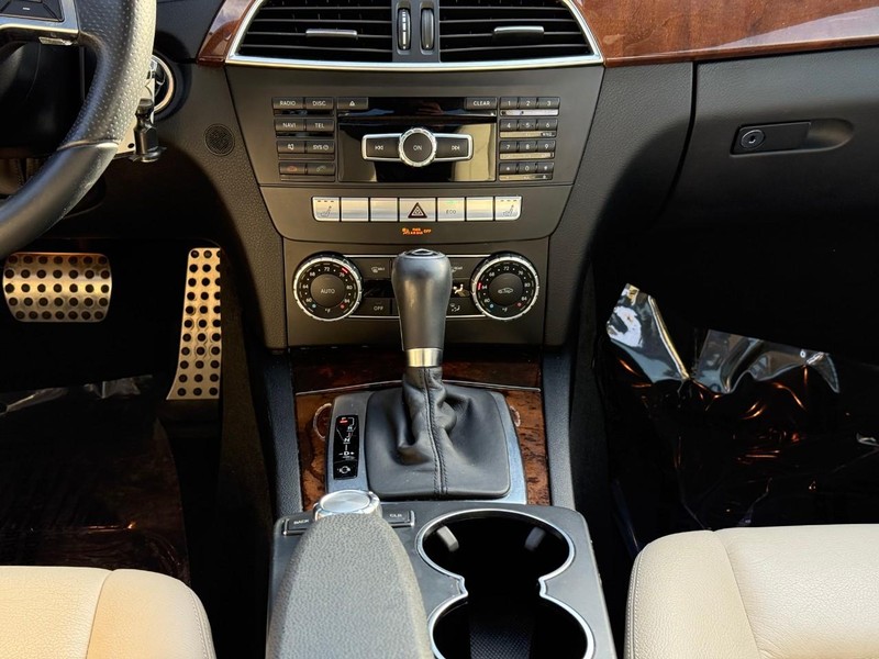 Mercedes-Benz C-Class Vehicle Full-screen Gallery Image 16