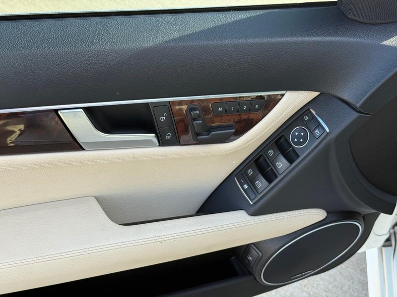 Mercedes-Benz C-Class Vehicle Full-screen Gallery Image 17