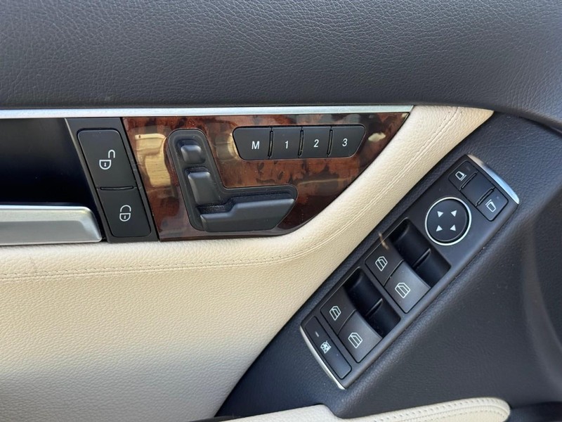 Mercedes-Benz C-Class Vehicle Full-screen Gallery Image 18