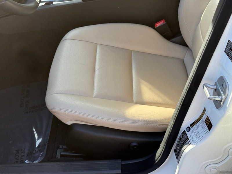 Mercedes-Benz C-Class Vehicle Full-screen Gallery Image 19