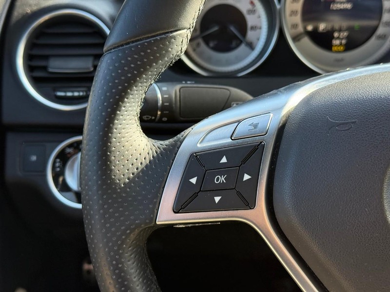 Mercedes-Benz C-Class Vehicle Full-screen Gallery Image 20