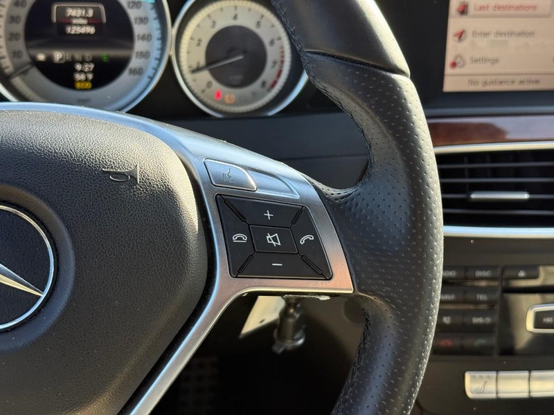 Mercedes-Benz C-Class Vehicle Full-screen Gallery Image 21