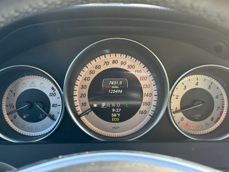 Mercedes-Benz C-Class Vehicle Full-screen Gallery Image 22