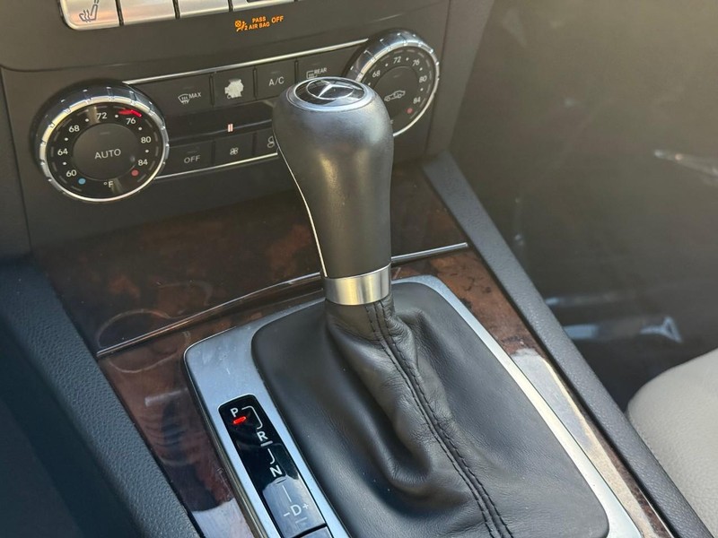 Mercedes-Benz C-Class Vehicle Full-screen Gallery Image 23