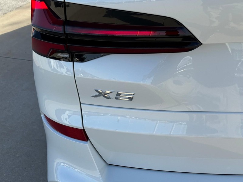 BMW X5 Vehicle Full-screen Gallery Image 9