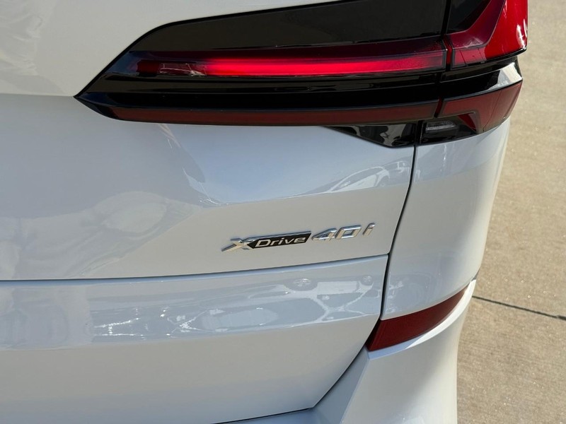 BMW X5 Vehicle Full-screen Gallery Image 10