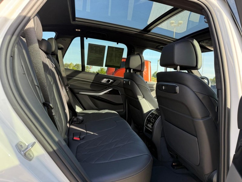 BMW X5 Vehicle Full-screen Gallery Image 12