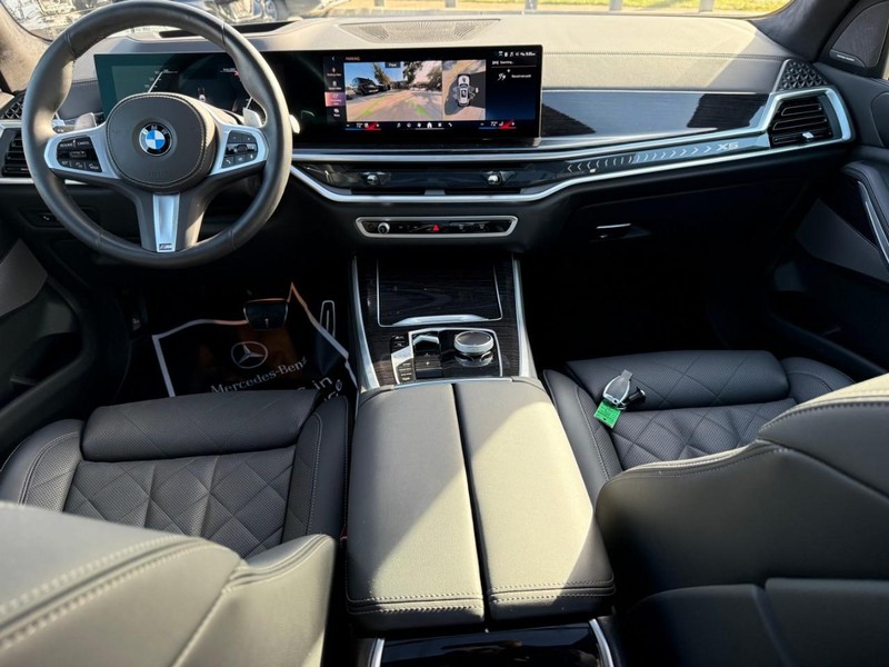 BMW X5 Vehicle Full-screen Gallery Image 13