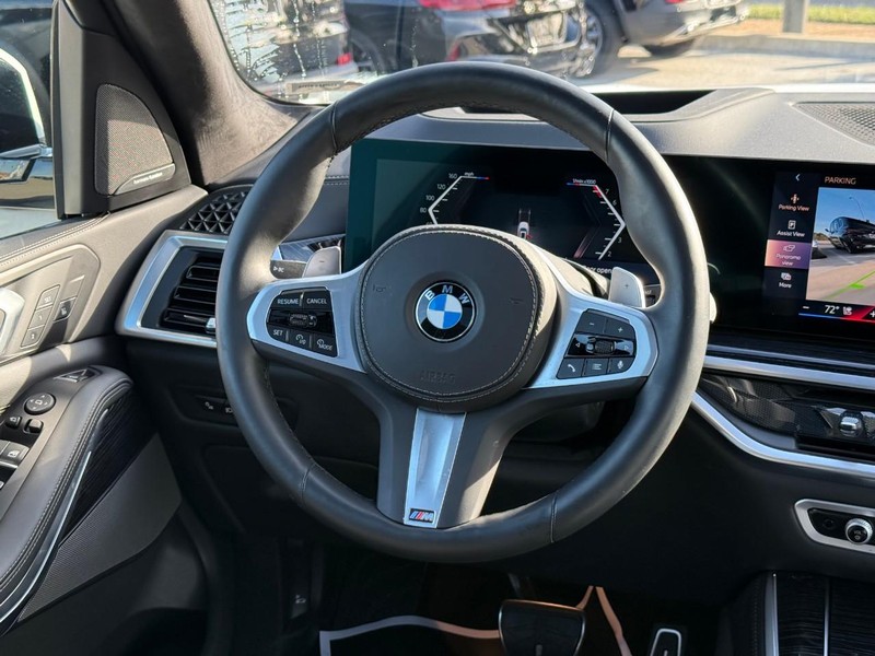 BMW X5 Vehicle Full-screen Gallery Image 14