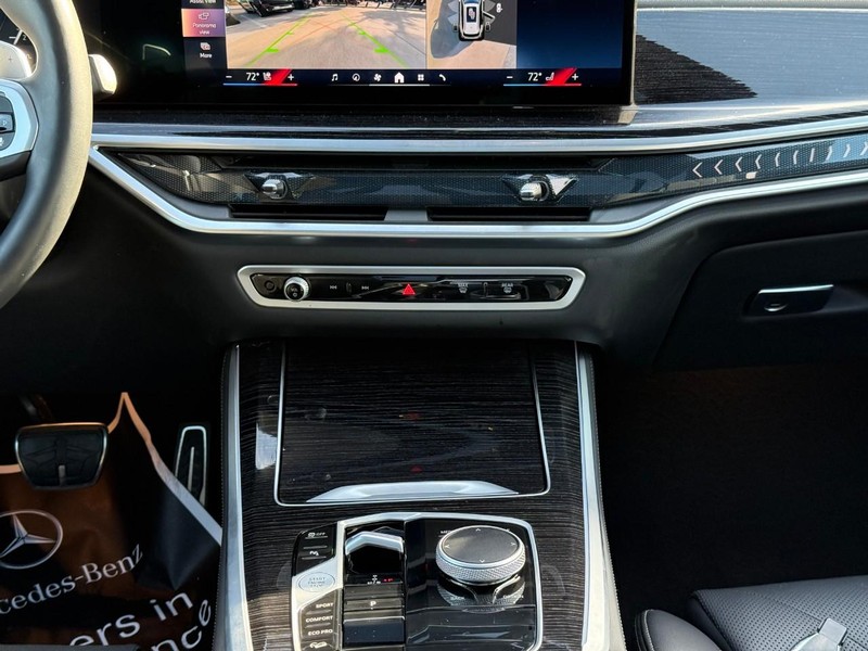 BMW X5 Vehicle Full-screen Gallery Image 16