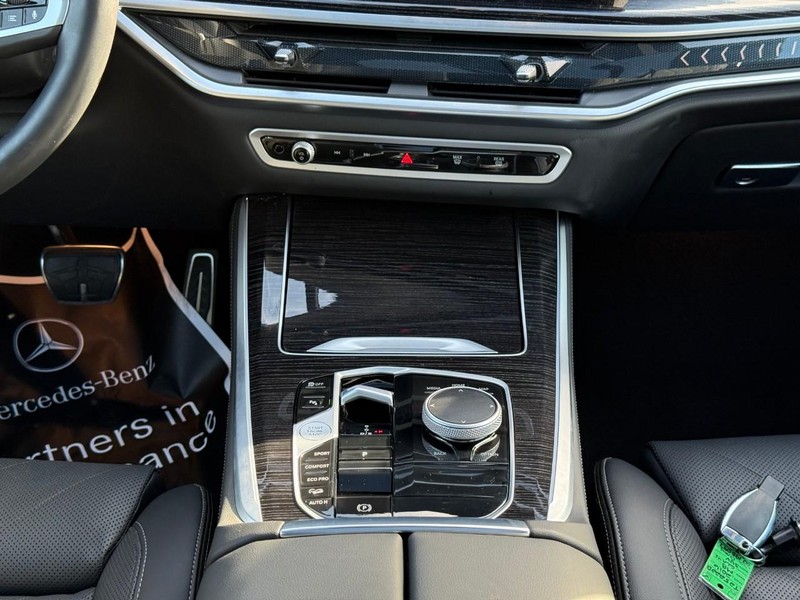BMW X5 Vehicle Full-screen Gallery Image 17