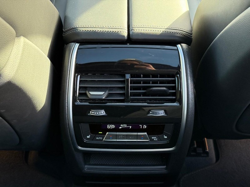 BMW X5 Vehicle Full-screen Gallery Image 18