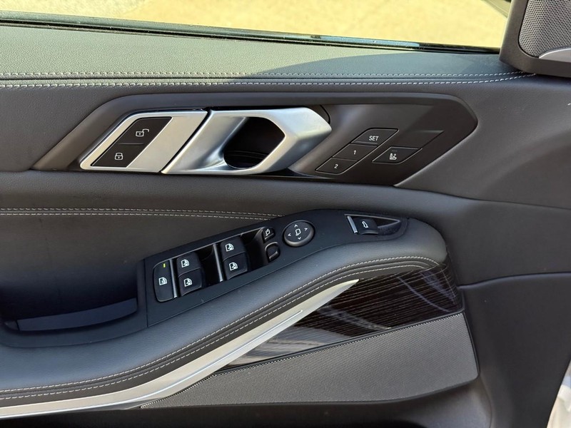 BMW X5 Vehicle Full-screen Gallery Image 19