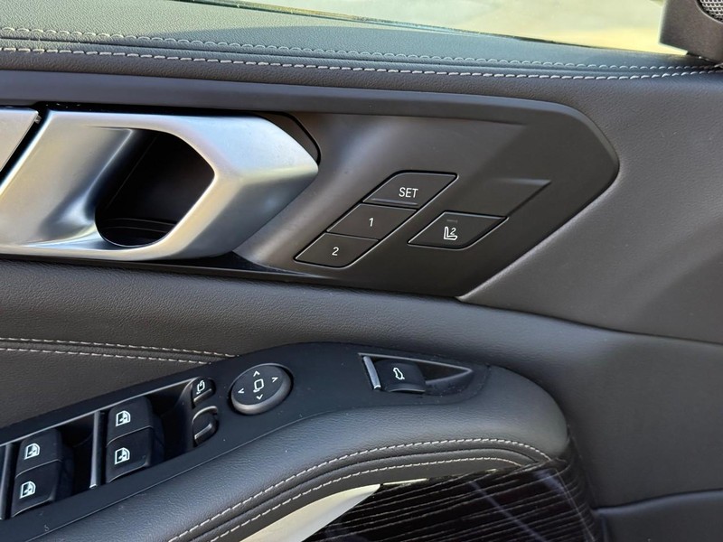BMW X5 Vehicle Full-screen Gallery Image 20