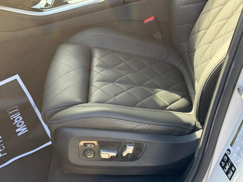 BMW X5 Vehicle Full-screen Gallery Image 21