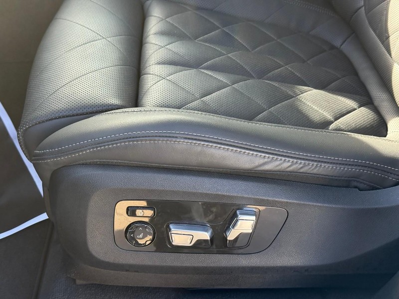 BMW X5 Vehicle Full-screen Gallery Image 22