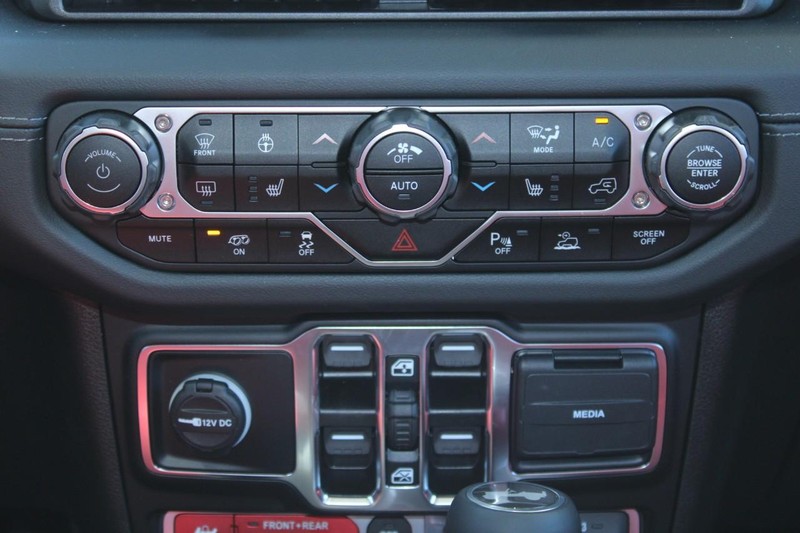 Jeep Wrangler Vehicle Full-screen Gallery Image 15