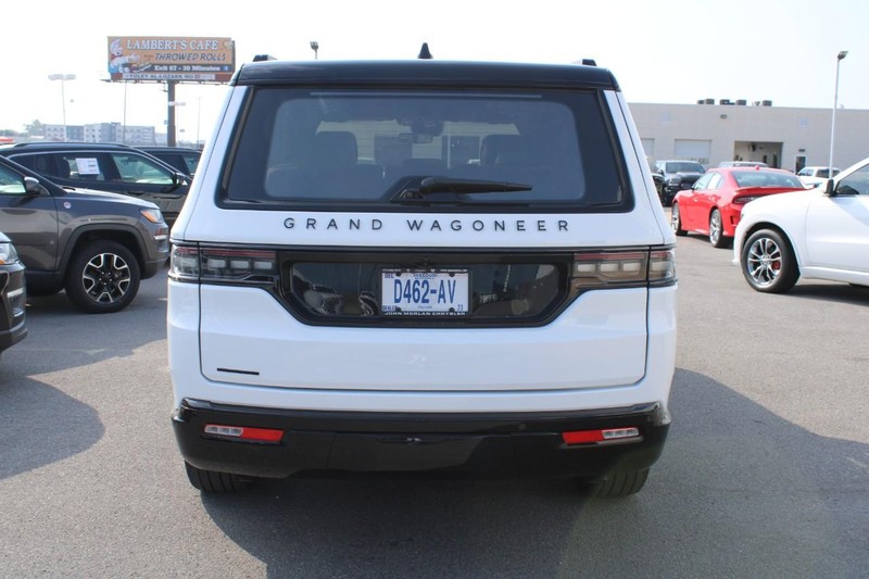 Jeep Grand Wagoneer Vehicle Full-screen Gallery Image 6