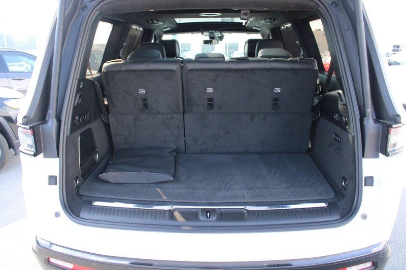 Jeep Grand Wagoneer Vehicle Full-screen Gallery Image 7
