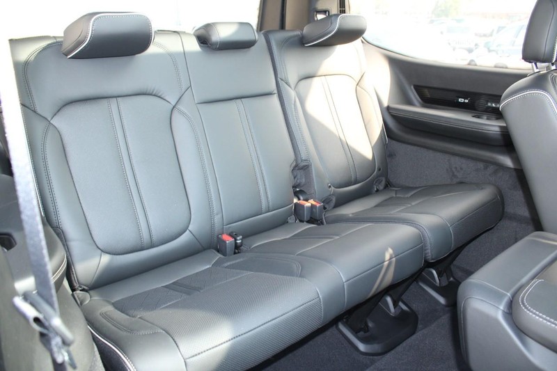 Jeep Grand Wagoneer Vehicle Full-screen Gallery Image 10