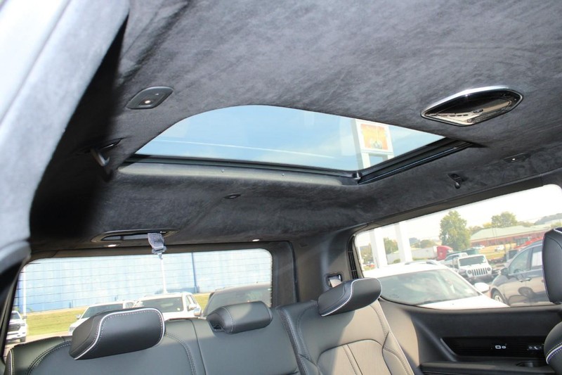 Jeep Grand Wagoneer Vehicle Full-screen Gallery Image 11