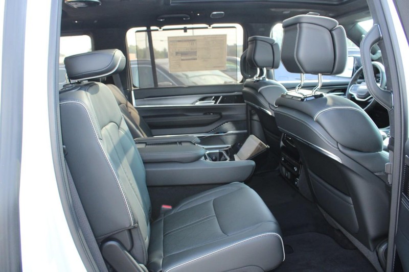 Jeep Grand Wagoneer Vehicle Full-screen Gallery Image 12