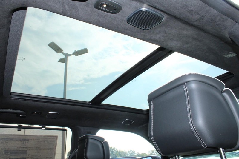 Jeep Grand Wagoneer Vehicle Full-screen Gallery Image 13