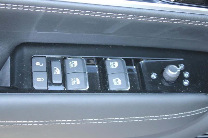 Jeep Grand Wagoneer Vehicle Full-screen Gallery Image 23