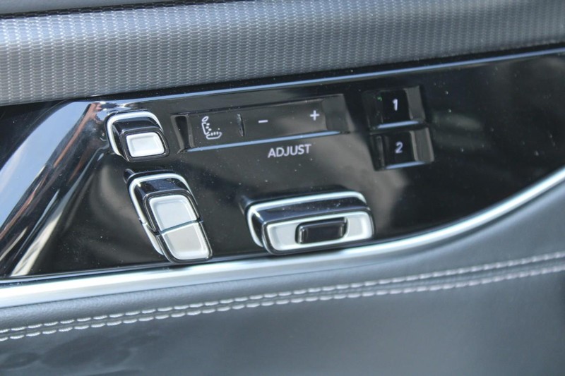 Jeep Grand Wagoneer Vehicle Full-screen Gallery Image 24