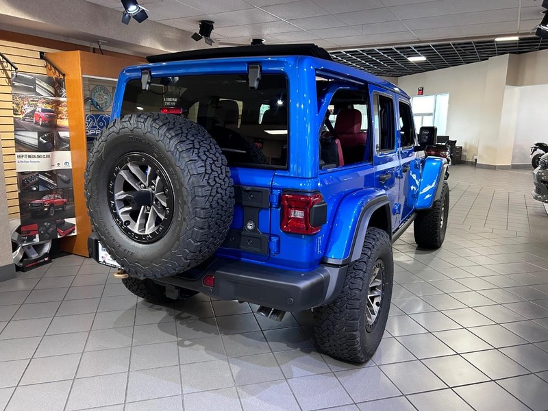 Jeep Wrangler Vehicle Full-screen Gallery Image 4