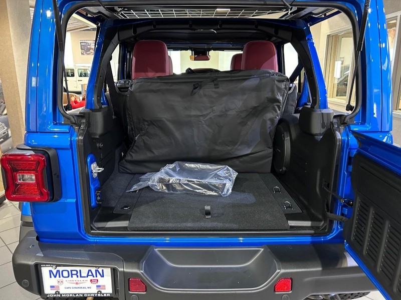 Jeep Wrangler Vehicle Full-screen Gallery Image 6