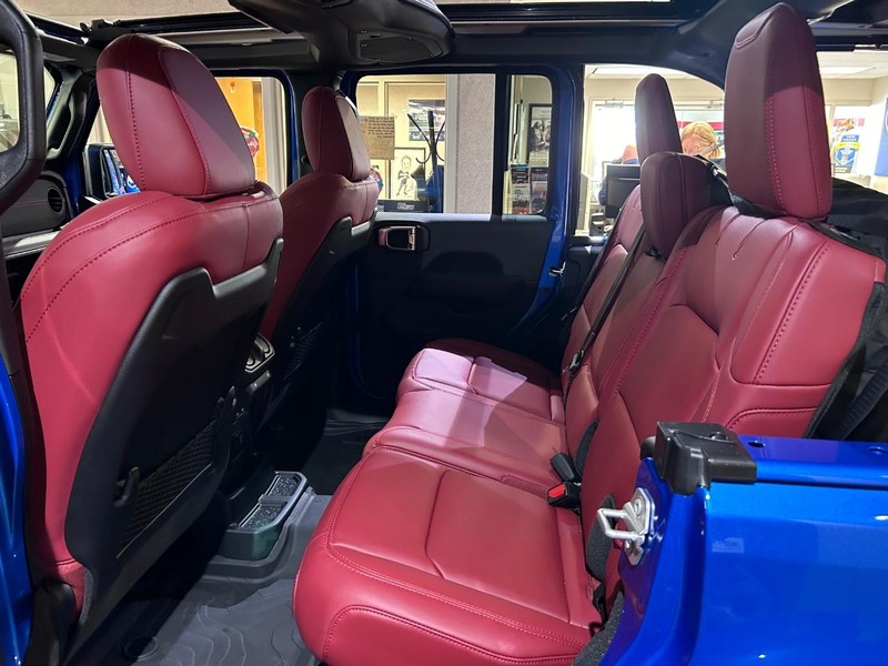Jeep Wrangler Vehicle Full-screen Gallery Image 8