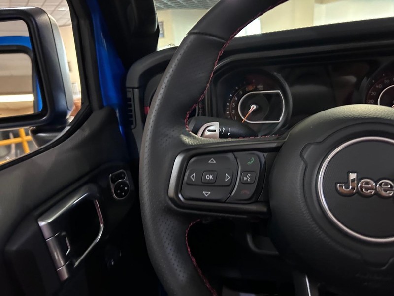 Jeep Wrangler Vehicle Full-screen Gallery Image 11