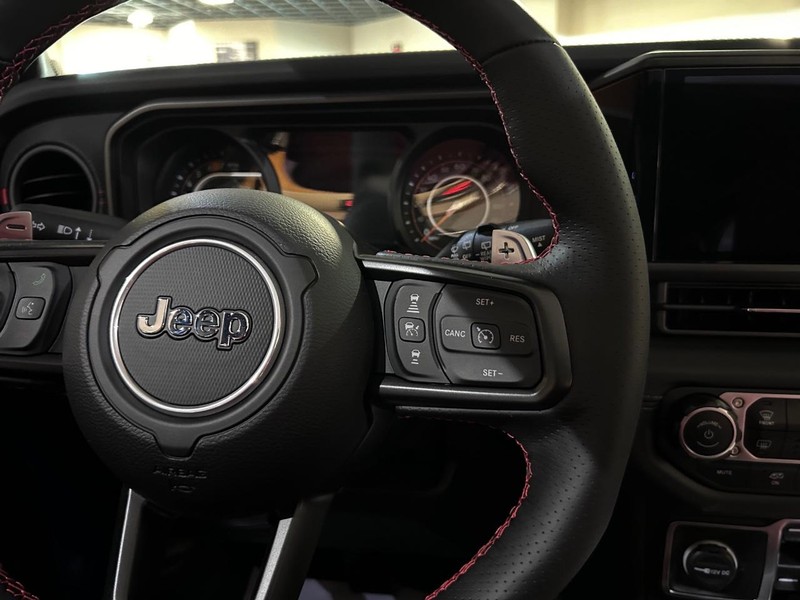Jeep Wrangler Vehicle Full-screen Gallery Image 12