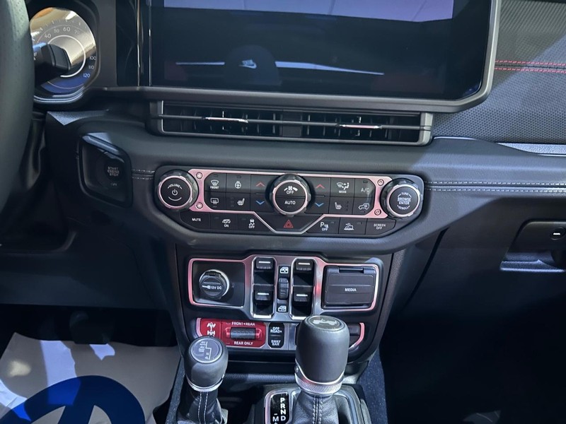 Jeep Wrangler Vehicle Full-screen Gallery Image 13