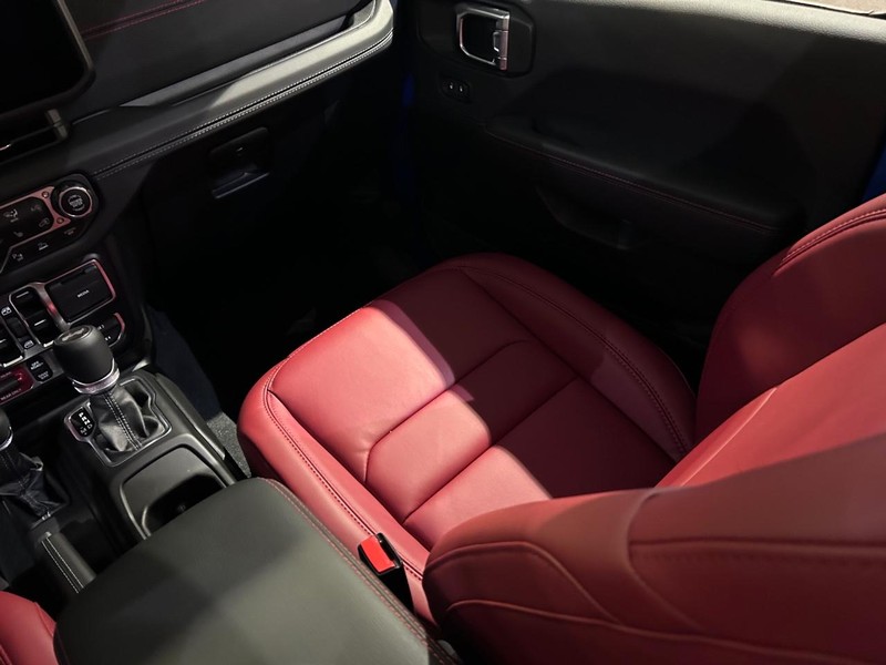Jeep Wrangler Vehicle Full-screen Gallery Image 16