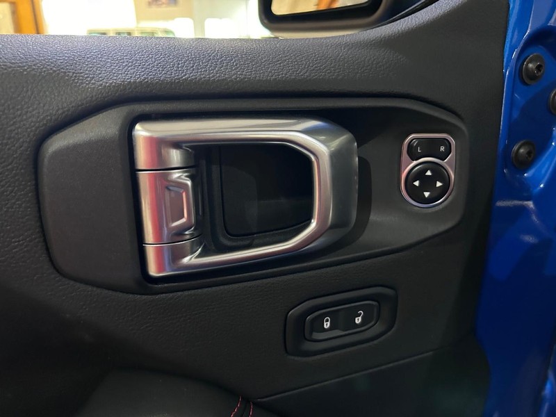 Jeep Wrangler Vehicle Full-screen Gallery Image 17