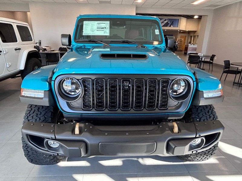 Jeep Wrangler Vehicle Full-screen Gallery Image 2