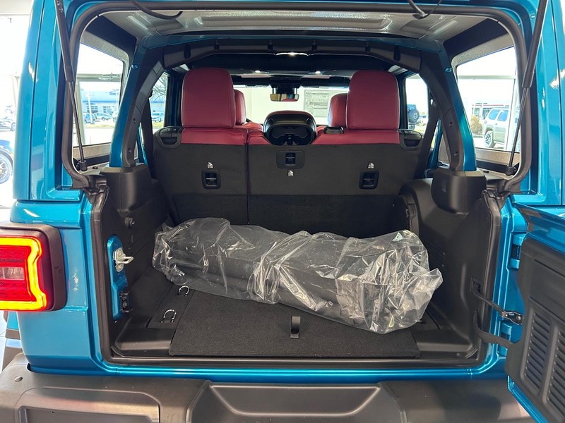 Jeep Wrangler Vehicle Full-screen Gallery Image 6