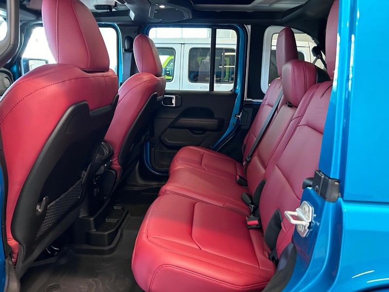 Jeep Wrangler Vehicle Full-screen Gallery Image 8