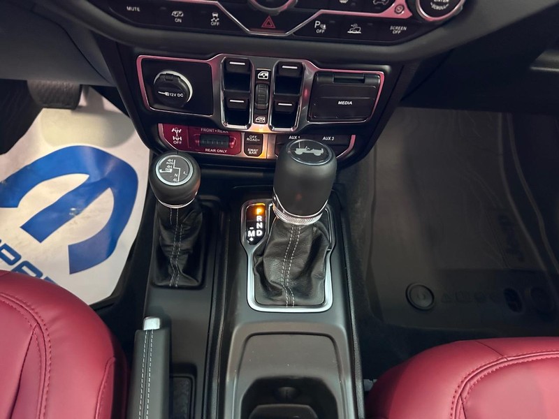 Jeep Wrangler Vehicle Full-screen Gallery Image 15