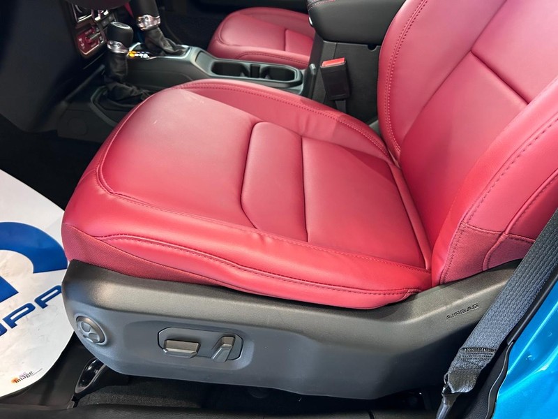 Jeep Wrangler Vehicle Full-screen Gallery Image 18