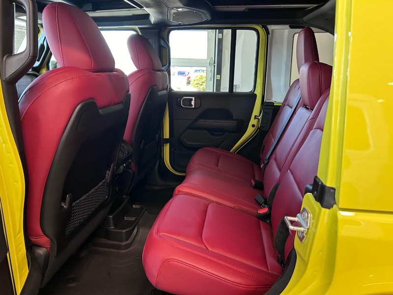 Jeep Wrangler Vehicle Full-screen Gallery Image 8