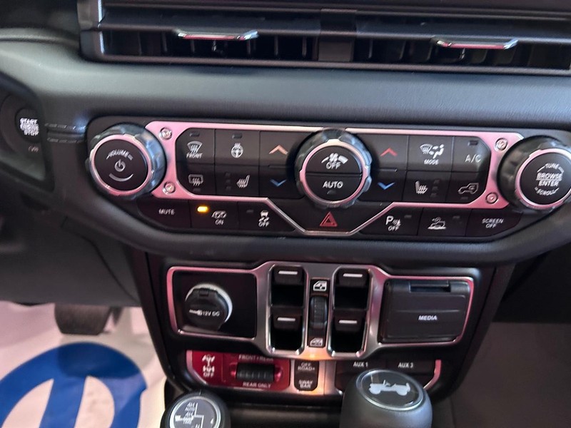 Jeep Wrangler Vehicle Full-screen Gallery Image 14