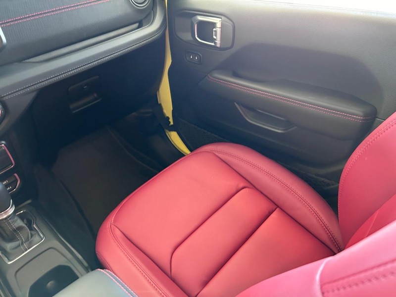 Jeep Wrangler Vehicle Full-screen Gallery Image 16
