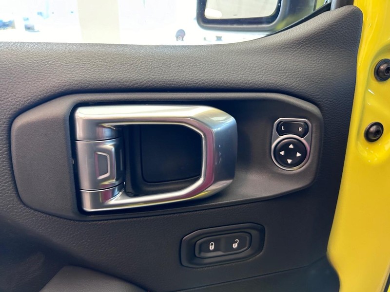 Jeep Wrangler Vehicle Full-screen Gallery Image 17