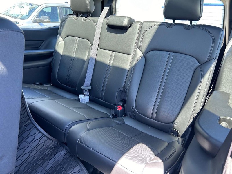 Jeep Wagoneer Vehicle Full-screen Gallery Image 10