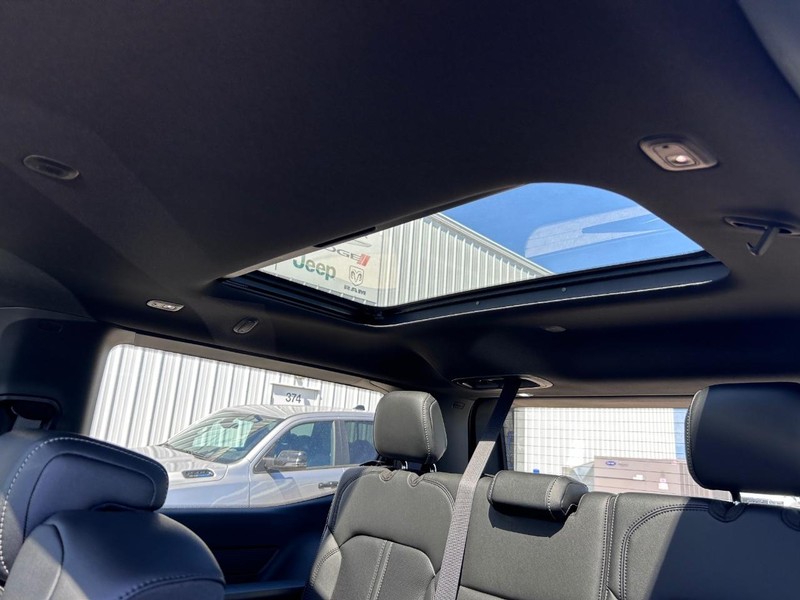 Jeep Wagoneer Vehicle Full-screen Gallery Image 11
